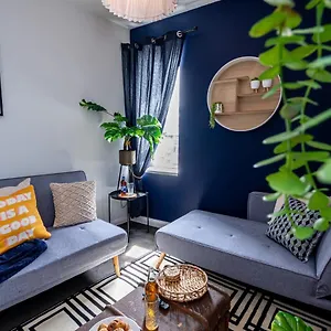 Flat 5, Super King Bed, Free Parking, Workspace, Free Wi-fi Apartment
