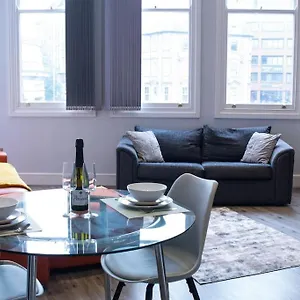 Spacious In Centre - Free Parking Apartment