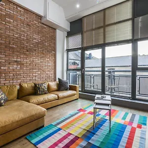 De Luxe Short Stays- Spacious 3 Bed City Apt Apartment